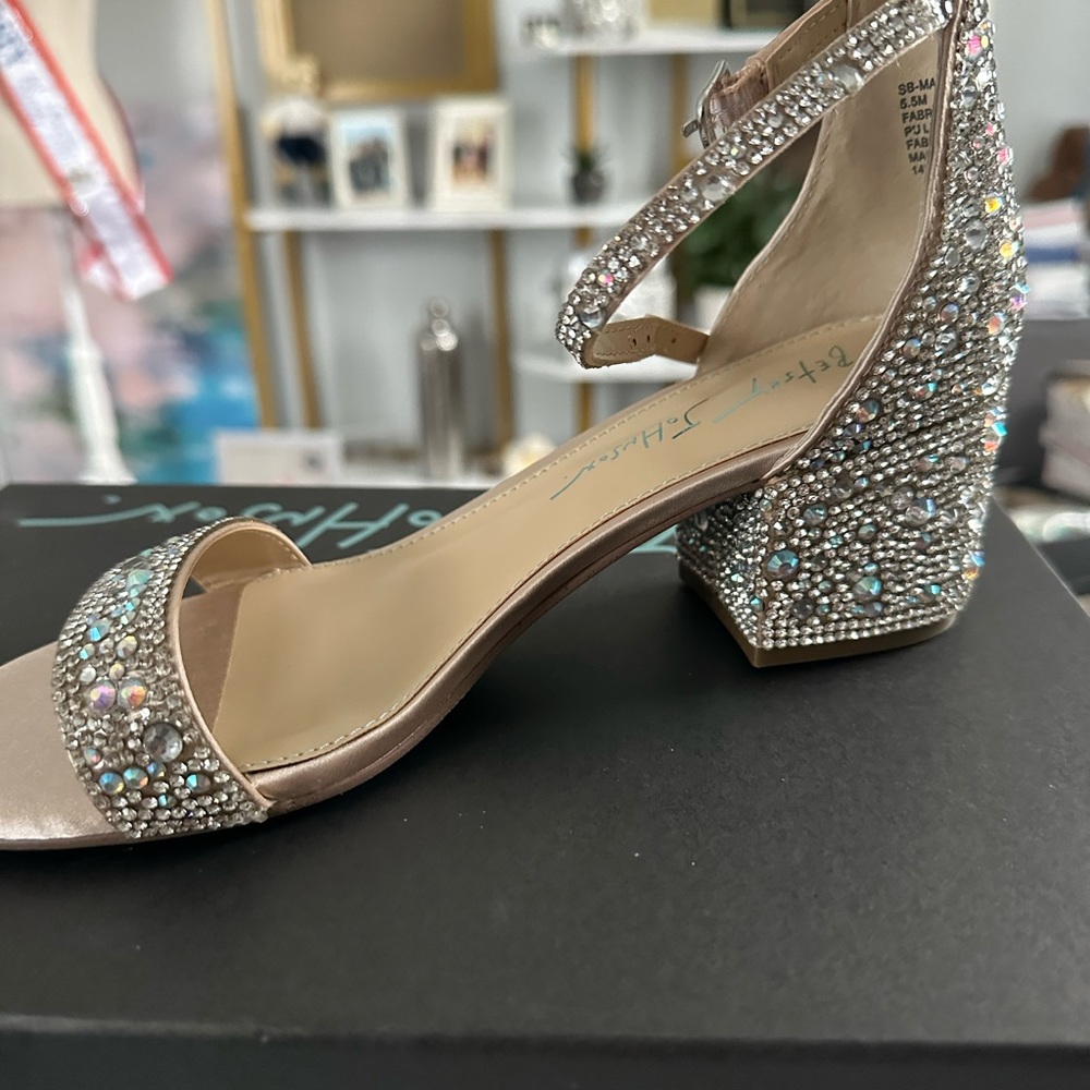 Betsy Johnson Mari Champagne 5.5 size